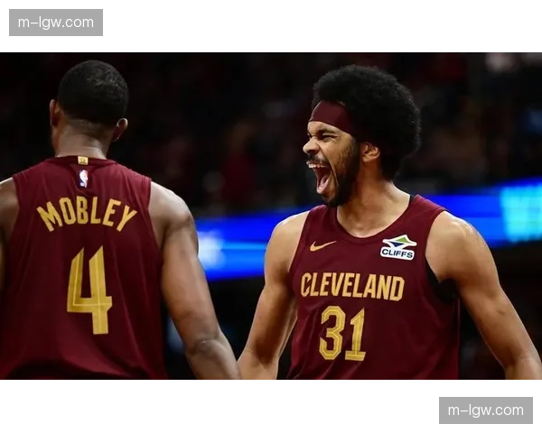 骑士双塔阿伦莫布里禁区统治,防守篮板保护奠定反击基础